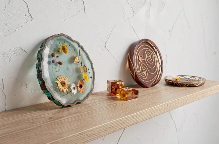 Décorations en résine personnalisées exposées sur une étagère murale dans un intérieur minimaliste moderne